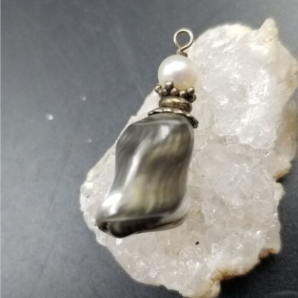Crown beach shell necklace pendant. P152 - Picture 1 of 2